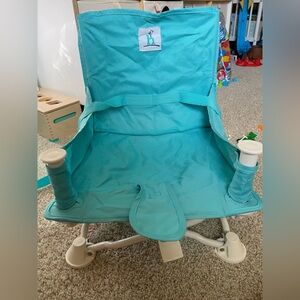 Hiccapop travel seat with tray table